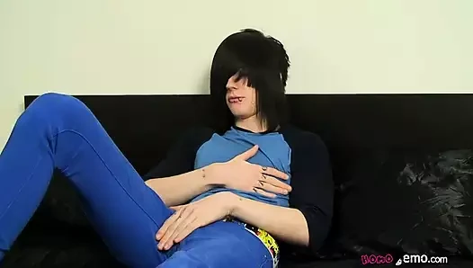 Twink josh osbourne 8 inç kesilmemiş yarağını okşuyor