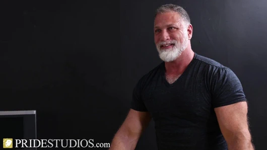 Kıllı gümüş üvey baba, horozunu sıkı twink'in kıçına yapıştırıyor