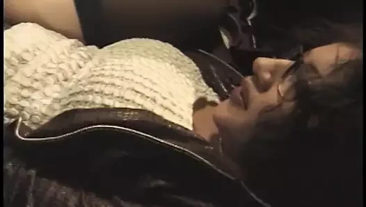 Azgın bebek buharlı bir ilişkiden önce onların tatlı göğüslerine dokunuyor