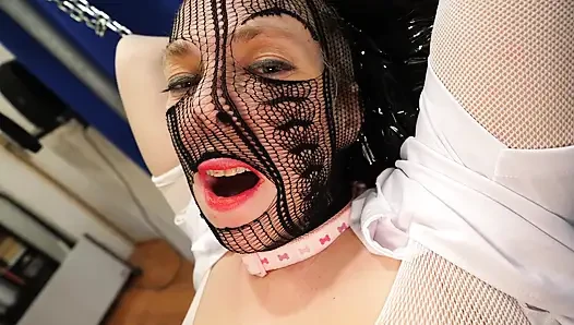 Kika ve ziliam lezbo bdsm: ziliam kika'yı küçük itaatkar bir domuzcuk gibi sikiyor.