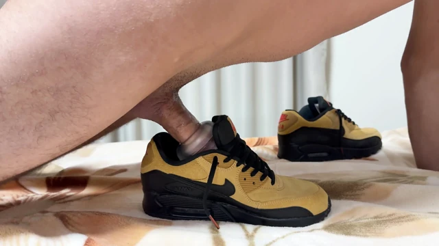 Fleshlight bölüm 2'i kullanarak yeni Nike Air Max 90'ı sikiyorum (içine boşalıyorum)