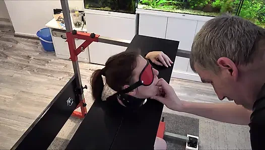 Köle Kız Savunmasız Direkte Sybian'da Orgazma Sürükleniyor Bölüm 2