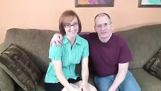 Gözlüklü azgın hatun kıllı adamdan ağzına yarak alıyor