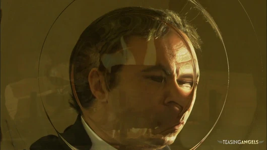 Tatlı kız kanepede yarağa binmek için seksi iç çamaşırını çıkarıyor