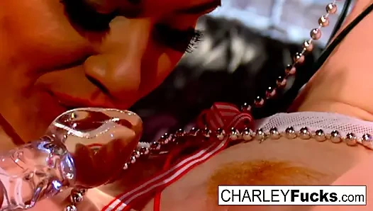 Charley ve seksi kız arkadaşı sikişiyor