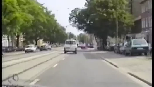 Büyük memeli seksi sarışın sürtük sıkı küçük göt deliğinde bir yarağı hissetmeyi seviyor