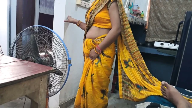 Sıcak Hintli desi bhabhi, büyük Hint yarağını ağzına kadar emerek ağzına boşalana kadar emiyor, tam video hd