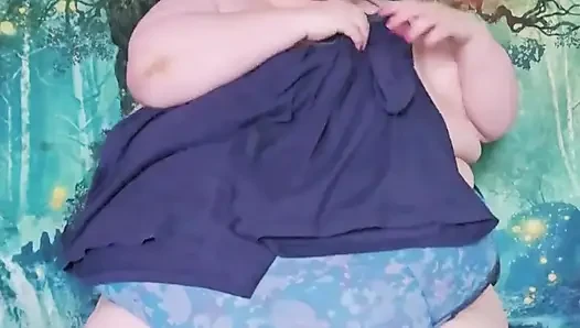 Ss iri güzel kadın duş sonrası vücudunu giyindiriyor
