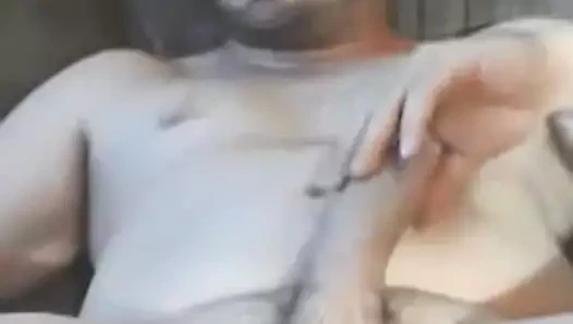 Güzel bir gülümseme ile muhteşem kaslı dostum
