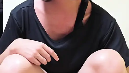 Sahte kız Tingxuan yüksek topuklu ayakkabılar giyiyor ve mastürbasyon yapmak için dev bir dildo sürüyor