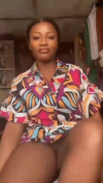 Azgın anne dükkanının içinde mastürbasyon yapıyor, halka açık masterbation şeker anne | Klip 1