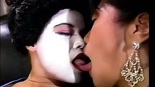 Üçlü amcıklı üç seksi götlü bal kanepede emiyor