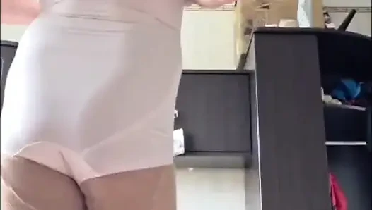 Nine taytlı klasik elbise.