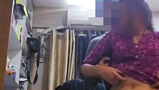 Muhteşem Hintli kızla otel odasında hızlı sakso ve seks