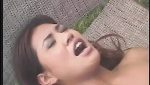 Kızıl saçlı kız erkek arkadaşını tatmin etmek için ateşli Asyalı arkadaşından yardım alıyor