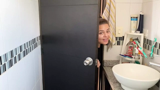 Лесбиянка вызывает свою соседку по комнате в душ и хочет трахнуть ее