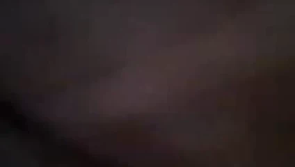 onu kedi ile oynuyor