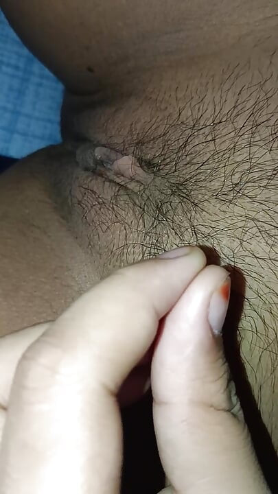 Hintli kız amını parmaklıyor