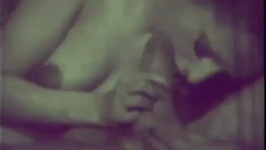 Seksi genç erkek arkadaşını sürme seviyor (1960'larda vintage)