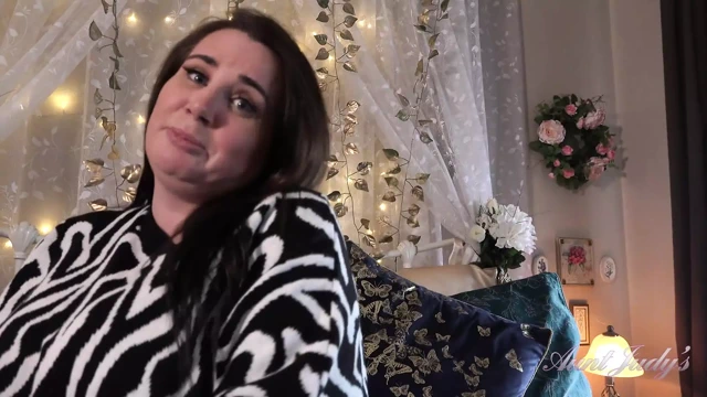 Auntjudys - büyük memeli üvey annen bayan kabarık yarağını emiyor ve onu sikmene izin veriyor (pov)