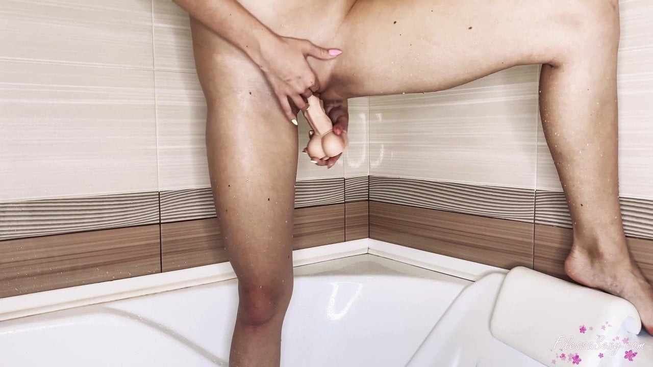 Sevimli bebek mastürbasyon yapmak kedi yapay penis ve orgazm içinde the banyo