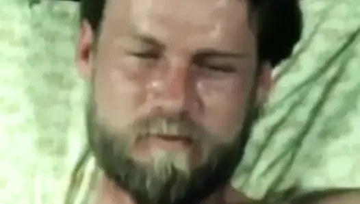 Retro film pornosunun tadını çıkarıyor