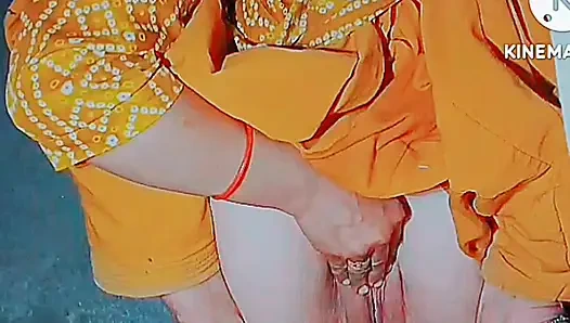 Bağımlı evli kadın ıslak deliklerini okşuyorken onu ve yorucu bir mastürbasyon sahnesinde gösteriyor, hepsi değerli bir solo