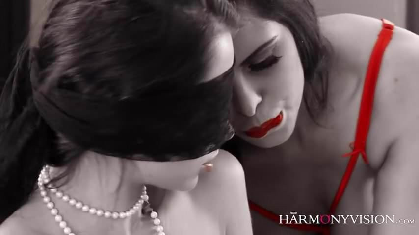 Çarpıcı busty lezbiyenler