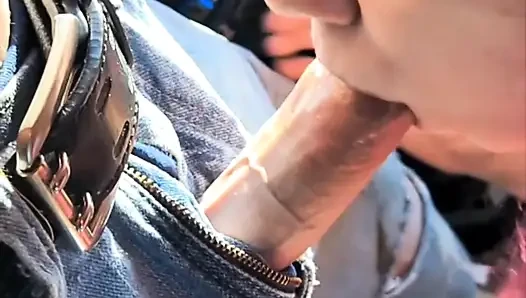 Seksi mor saçlı kız arkadaş arabada yarağıma tapıyor