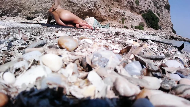 Çıplak plaj ateşli kız mastürbasyon yapıyor ve yabancıdan boşalıyor