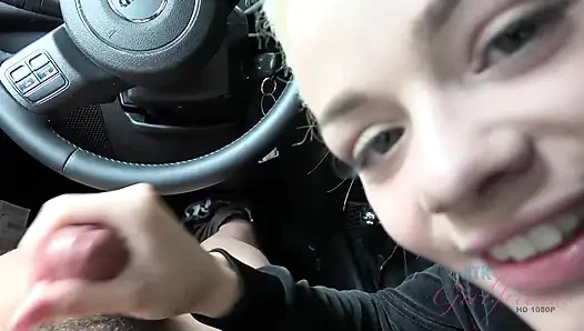 Bakış açısı elsa jean arabada sakso ve elle muamele! Sarışın emiyor, sert biniyor ve sonra büyük boşalma