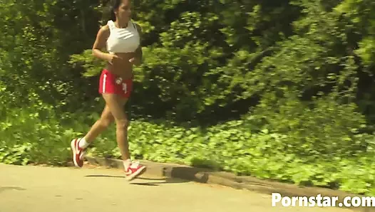 Seksi zenci marie luv erkek arkadaşıyla güzel bir romantik sikişin tadını çıkarıyor