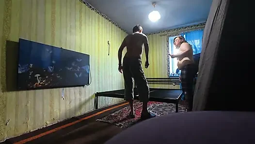 Kamera arkası, kesilmemiş. Yeni bir seks yatağı inşa ediyoruz