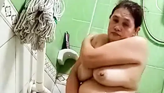Götlü banyo yapmak istiyor .sikimi görmeni istiyor
