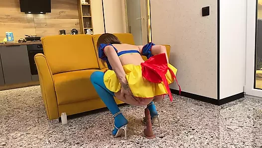 Pamuk Prenses büyük bir dildoya biniyor