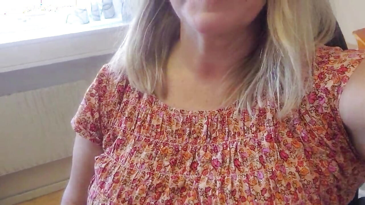 Azgın orta yaşlı seksi kadın ofiste eğleniyor