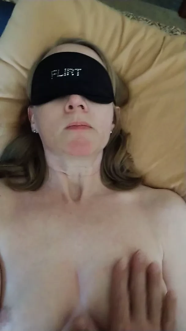 Жена пытается быть спокойной, когда кончает