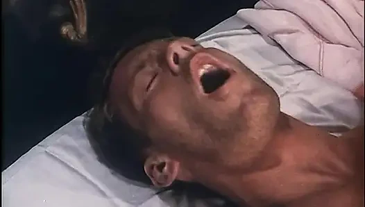 Yarağa aç orta yaşlı seksi kadın hak ettiğini alıyor