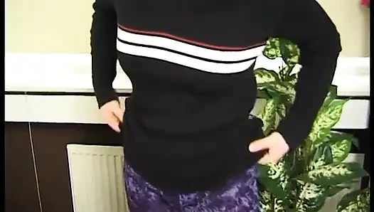 Sevimli kız ördeğine sürtüyor