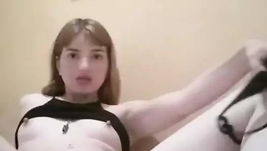 Ateşli kız öğrenci mastürbasyon yapıyor ve izlenmeyi seviyor