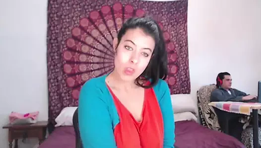 Üvey erkek kardeşim arkamda çalışırken göğüslerimi gösteriyorum