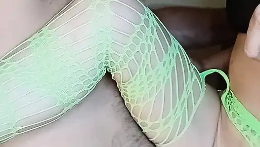 Futbol oyuncusu oyunu kazandıktan sonra edepsizleşiyor ve iki kez dölleniyor, büyük bir yarağa tapıyor ve amını yediriyor.