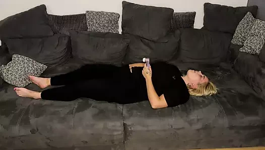 Kanepede mastürbasyon, çoklu orgazm, inleme, titreme, tatmin edici bir şekilde seğirme