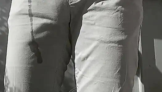 Jules gri pantolonunu ıslatıyor ve yarı sert yarağını pantolonunun içinden teşhir ediyor