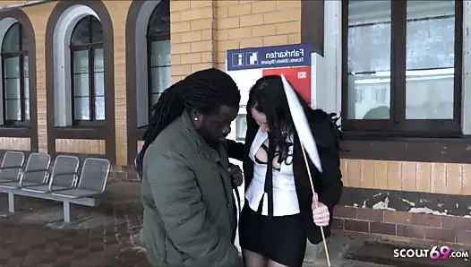 Alman milf almak mülteci karşılama ile sikme üzerinde rail toilette