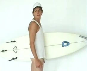 Sörfçü poz veriyor ve sonra mastürbasyon yapıyor