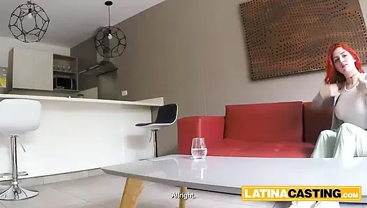 18 yaşındaki bu utangaç kızıl saçlı latin kamerada gergindi... Benim için soyunarak vakit kaybetmedi