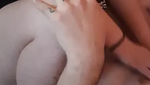 Amatör çift emiyor ve sikişiyor