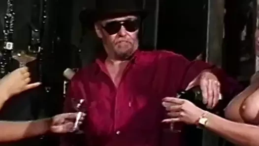 Yağlı sarışın iplere sarılmış ve bir içki içmeden önce sert bir şekilde alay edilmiş