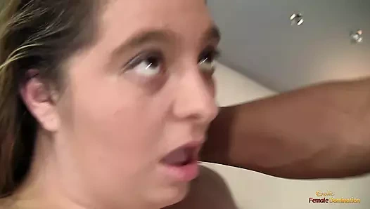 Bu sarışın ne kadar şişman olursa olsun hala en iyi bdsm meme sikişi yapıyor